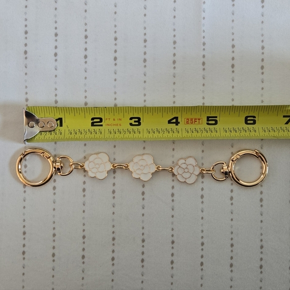 Gold-Plated Floral Chain Strap Extender – Bag Charm with Three Flowers - Picture 3 of 3